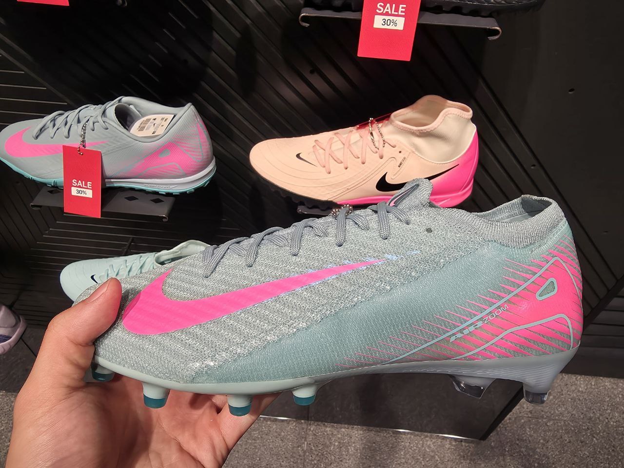 Nike Mercurial 축구화의 토박스와 중족부