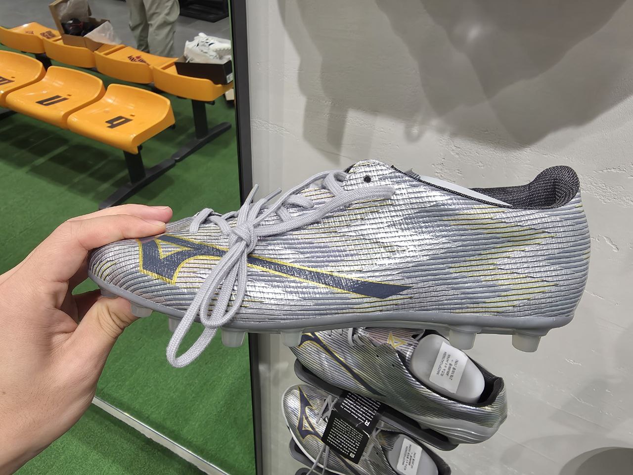 Mizuno 경량 축구화의 측면과 어퍼